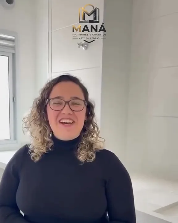 Cliente da Maná gravando depoimento no apartamento com a bancada instalada